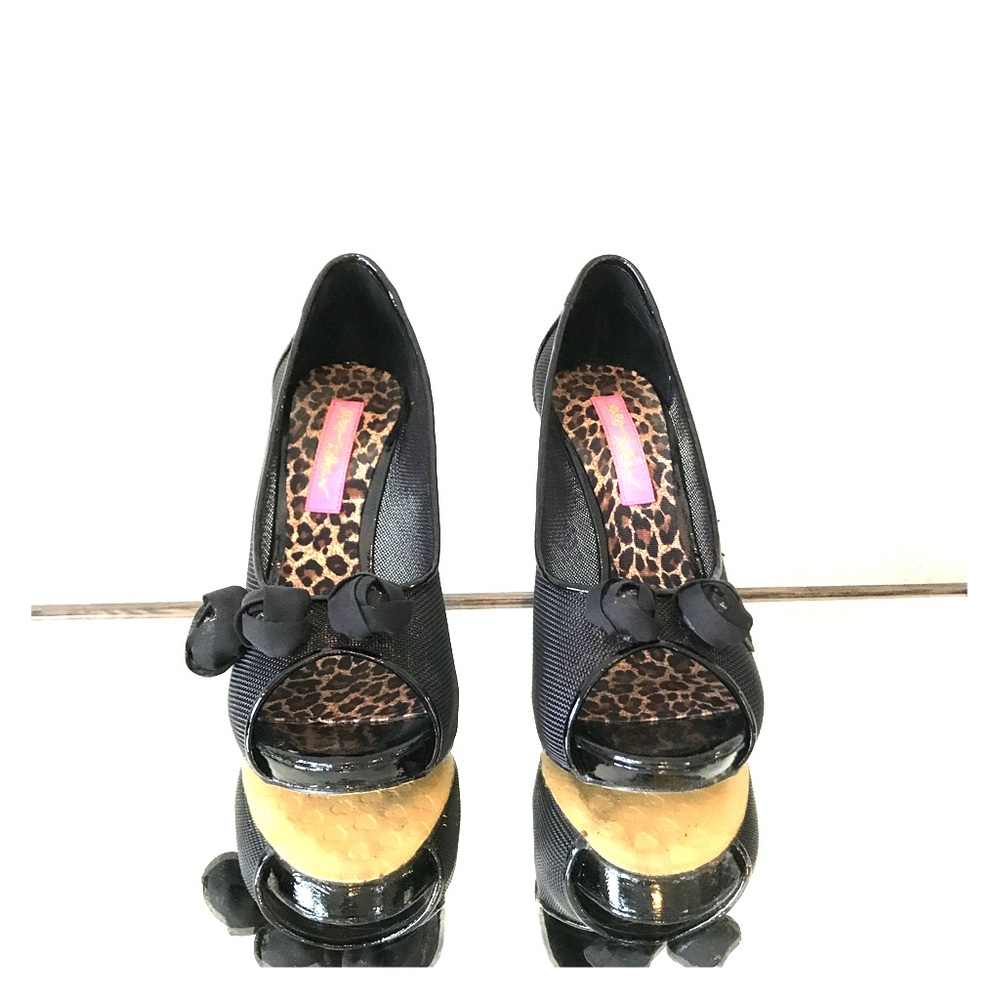 Betsey Johnson size 7 black heels